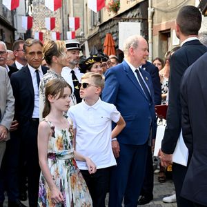 No Tabloïds - Le prince Albert II de Monaco, la princesse Charlène de Monaco, le prince Jacques de Monaco, marquis des Baux, et la princesse Gabriella de Monaco, comtesse de Carladès, ont été accueillis à Mur-de-Barrez en aveyron par M. Pierre Ignace, le maire de la commune et membre de la délégation officielle française lors de la récente visite d’État à Monaco. Une nouvelle médiathèque, créée par la Communauté de communes Aubrac-Carladez-Viadène, a été officiellement baptisée Médiathèque Princesse Gabriella, le 9 juillet 2025. © Bruno Bebert/Bestimage