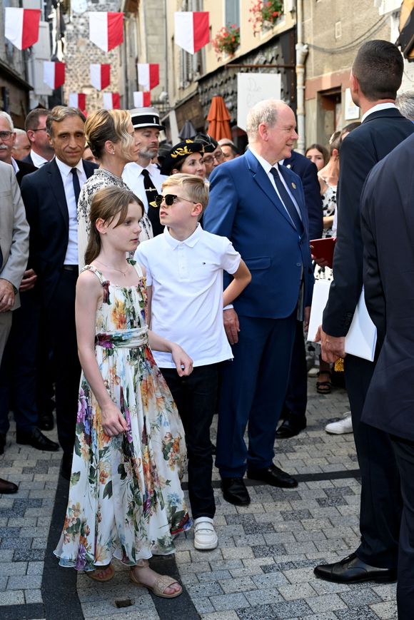 No Tabloïds - Le prince Albert II de Monaco, la princesse Charlène de Monaco, le prince Jacques de Monaco, marquis des Baux, et la princesse Gabriella de Monaco, comtesse de Carladès, ont été accueillis à Mur-de-Barrez en aveyron par M. Pierre Ignace, le maire de la commune et membre de la délégation officielle française lors de la récente visite d’État à Monaco. Une nouvelle médiathèque, créée par la Communauté de communes Aubrac-Carladez-Viadène, a été officiellement baptisée Médiathèque Princesse Gabriella, le 9 juillet 2025. © Bruno Bebert/Bestimage