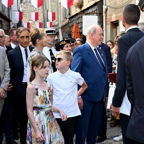 No Tabloïds - Le prince Albert II de Monaco, la princesse Charlène de Monaco, le prince Jacques de Monaco, marquis des Baux, et la princesse Gabriella de Monaco, comtesse de Carladès, ont été accueillis à Mur-de-Barrez en aveyron par M. Pierre Ignace, le maire de la commune et membre de la délégation officielle française lors de la récente visite d’État à Monaco. Une nouvelle médiathèque, créée par la Communauté de communes Aubrac-Carladez-Viadène, a été officiellement baptisée Médiathèque Princesse Gabriella, le 9 juillet 2025. © Bruno Bebert/Bestimage