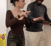 "J'ai parlé avec elle mais sans rentrer dans les détails. C'était un petit truc mais qui l'empêchait de pouvoir performer et être à 100%", nous a-t-il déclaré.
Lenie et Jungeli dans les coulisses de la création de leur morceau. Capture Instagram - Lenie