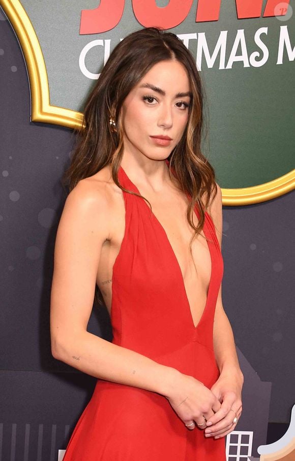 NEW YORK, NY - 10 NOVEMBRE : Chloe Bennet à la première Disney+ Original de 'A Very Jonas Christmas Movie' le 10 novembre 2025 au New York City Center à New York City.