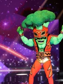 On sait quelle est la star derrière le Brocoli dans Mask Singer 2025, Kev Adams l'a également trouvée !