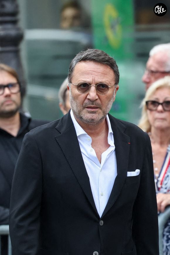 Sur son compte Instagram, Arthur a partagé avec ses fans une grande remise en question après quatre semaines passées "en fauteuil roulant".

Arthur lors des obsèques de Thierry Ardisson en l’église Saint-Roch de Paris, le 17 juillet 2025. 

© Clovis-Jacovides/Bestimage