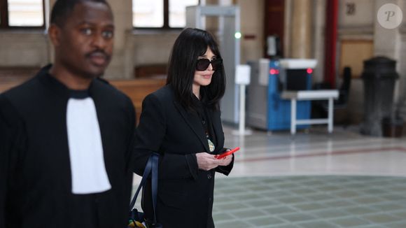 Isabelle Adjani arrive pour la tenue de son procès en appel (chambre 2-13) pour fraude fiscale, au Palais de Justice de Paris, le 27 février 2026.
© Julien Sarkissian/Bestimage