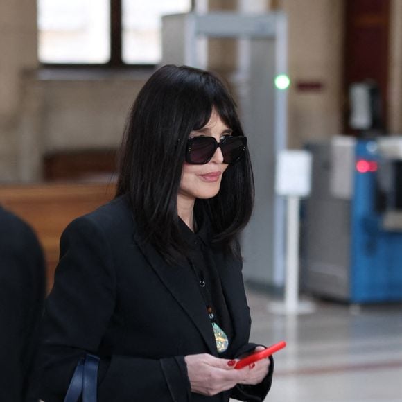 Isabelle Adjani arrive pour la tenue de son procès en appel (chambre 2-13) pour fraude fiscale, au Palais de Justice de Paris, le 27 février 2026.
© Julien Sarkissian/Bestimage