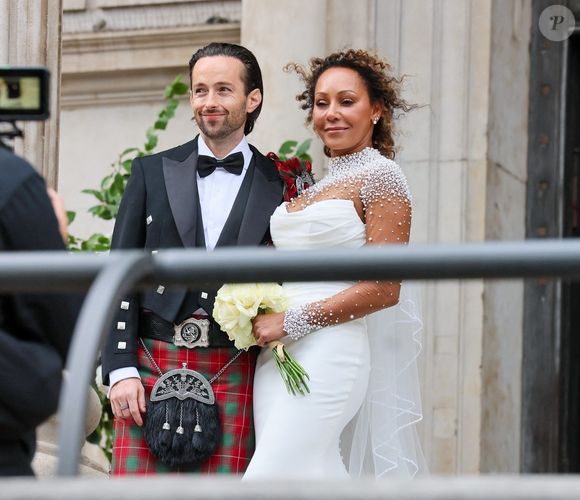 "J’aurais préféré ne pas la croiser. Cette femme a fait pleurer notre adorable habilleur. Cela ne se fait pas. Je n’aime pas quand on se conduit ainsi avec ceux que les petites stars appellent les sous-fifres."

Mariage de Mel B (Melanie Brown) et Rory McPhee à la cathédrale St Paul à Londres, le 5 juillet 2025. Parmi les invités, nous avons pu remarquer la présence de D.Lowe et son compagnon J.Saul, C.Delevingne, E.Bunton, et les parents de V.Beckham. Les enfants de Melanie Brown, Phoenix Chi, Madison et Angel Iris, étaient également présents. Backgrid UK/ Bestimage