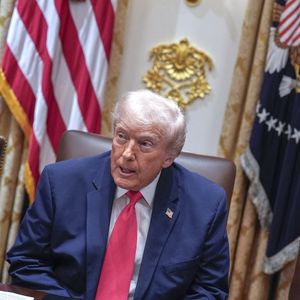 Le président des États-Unis Donald J. Trump répond aux questions des journalistes lors d'une réunion avec son cabinet dans la salle du Cabinet de la Maison Blanche à Washington, DC, États-Unis, le mardi 2 décembre 2025.  Photo par AGENCE / BESTIMAGE