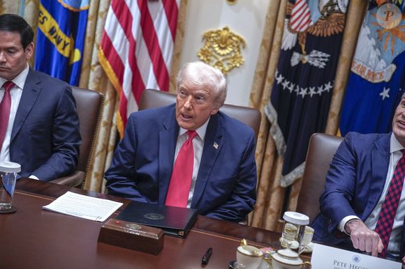 Le président des États-Unis Donald J. Trump répond aux questions des journalistes lors d'une réunion avec son cabinet dans la salle du Cabinet de la Maison Blanche à Washington, DC, États-Unis, le mardi 2 décembre 2025.  Photo par AGENCE / BESTIMAGE