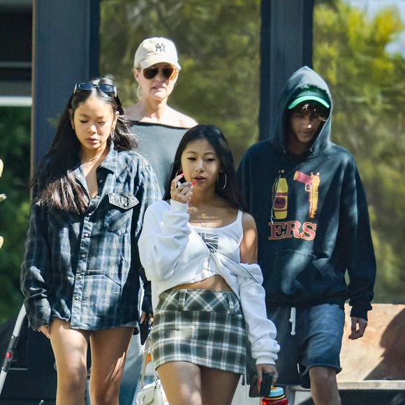 Exclusif - Jade et Joy, les filles de Laeticia Hallyday, sortent de la villa de Pacific Palisades avec des amis le 29 octobre 2023. (Agence / Bestimage).