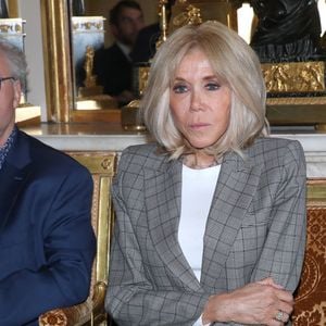 Elle était soutenue par ses nombreux amis, dont Dominique Besnehard et Brigitte Macron

Dominique Besnehard et Brigitte Macron - Line Renaud fait don de ses archives aux Archives Nationales au Ministère de la Culture, Paris le 12 Mai 2025. L’ex-meneuse de revue qui fêtera ses 97 ans le 2 juillet prochain a remis à la ministre de la Culture R. Dati, la lettre par laquelle elle fait don de ses archives (correspondances, papiers et documents personnels et professionnels) à l’État. Un moment fort en émotions qu’elle a partagé avec ses «enfants de cœur». © Bertrand Rindoff / Bestimage