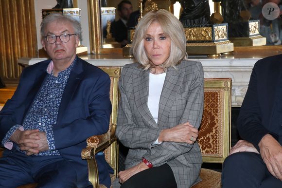 Elle était soutenue par ses nombreux amis, dont Dominique Besnehard et Brigitte Macron

Dominique Besnehard et Brigitte Macron - Line Renaud fait don de ses archives aux Archives Nationales au Ministère de la Culture, Paris le 12 Mai 2025. L’ex-meneuse de revue qui fêtera ses 97 ans le 2 juillet prochain a remis à la ministre de la Culture R. Dati, la lettre par laquelle elle fait don de ses archives (correspondances, papiers et documents personnels et professionnels) à l’État. Un moment fort en émotions qu’elle a partagé avec ses «enfants de cœur». © Bertrand Rindoff / Bestimage