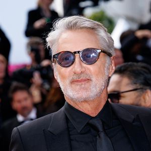 Et d'Antoine de Caunes

Antoine de Caunes - Montée des marches du film " Amarga Navidad " lors du 79ème Festival International du Film de Cannes, le 19 mai 2026. © Jacovides-Moreau / Bestimage