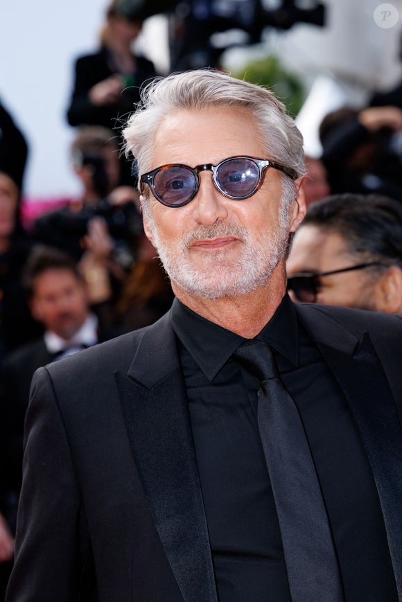 Et d'Antoine de Caunes

Antoine de Caunes - Montée des marches du film " Amarga Navidad " lors du 79ème Festival International du Film de Cannes, le 19 mai 2026. © Jacovides-Moreau / Bestimage