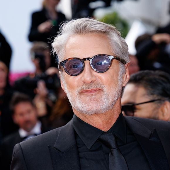 Et d'Antoine de Caunes

Antoine de Caunes - Montée des marches du film " Amarga Navidad " lors du 79ème Festival International du Film de Cannes, le 19 mai 2026. © Jacovides-Moreau / Bestimage