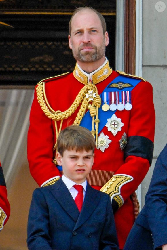 Arrivés en jet privé à Céphalonie, ils ont ensuite embarqué sur un yacht.

Le prince William, prince de Galles, Le prince Louis de Galles, - Les membres de la famille royale britannique au balcon de Buckingham Palace lors de la cérémonie Trooping the Colour à Londres, le 14 juin 2025. 
© Backgrid / Bestimage