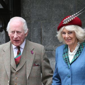Depuis 2024, le roi Charles III permet au public de visiter le château de Balmoral.

Le roi Charles III d'Angleterre et la reine Camilla en visite à Crathie Kirk à Balmoral à l'occasion des cérémonies pour leur 20ème anniversaire de mariage, le 13 avril 2025.

Photo : Goff INF / Bestimage