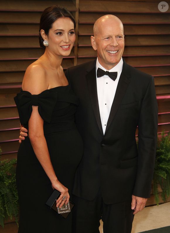 Heming Willis confie que quelques instants de lucidité persistent, de brefs éclairs qui redonnent l’illusion de l’homme qu’il était.

Bruce Willis, Emma Heming (enceinte) - Arrivées des people à la soirée Vanity Fair après la 86 ème cérémonie des Oscars le 2 mars 2014. FAMEFLYNET / BESTIMAGE