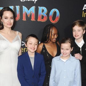 Angelina Jolie, Shiloh JoliePitt, Vivienne Marcheline JoliePitt, Knox JoliePitt, Zahara Marley JoliePitt lors de la première de Dumbo au El Capitan Theatre à Los Angeles, CA, États-Unis, 11 mars 2019. Photo de Sara de Boer/Startraks/ABACAPRESS.COM