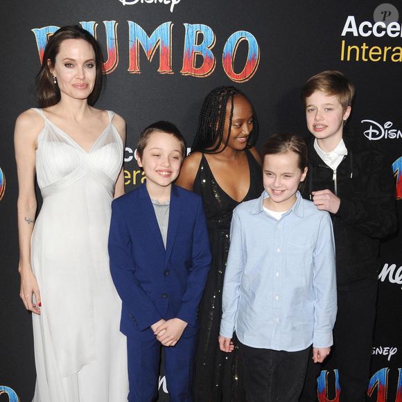 Angelina Jolie, Shiloh JoliePitt, Vivienne Marcheline JoliePitt, Knox JoliePitt, Zahara Marley JoliePitt lors de la première de Dumbo au El Capitan Theatre à Los Angeles, CA, États-Unis, 11 mars 2019. Photo de Sara de Boer/Startraks/ABACAPRESS.COM