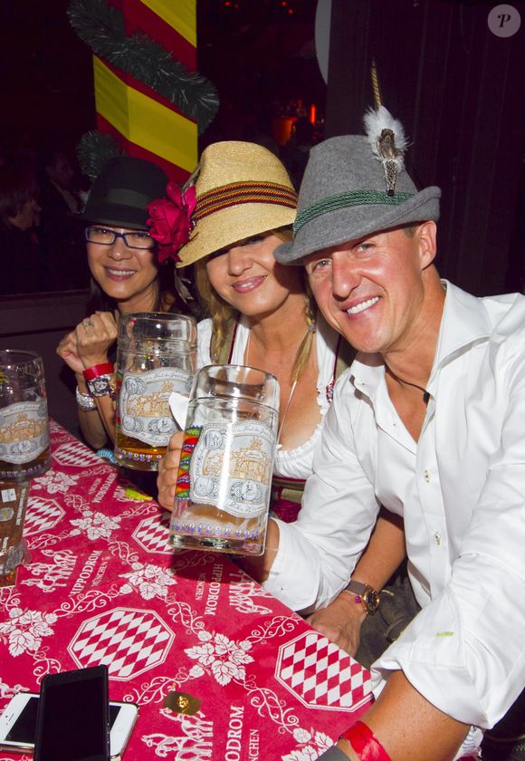 Michelle Yeoh, Michael Schumacher et sa femme Corinna lors de la soirée Oktoberfest à Munich le 1er octobre 2013. Agency People Image Arthur Thill API / BESTIMAGE