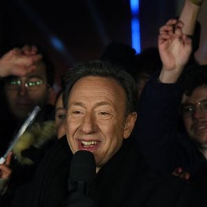 Stephane Bern pendant Une œuvre d'art est projetée sur l'Arc de Triomphe lors d'un spectacle son et lumière (feu d'artifice) pour le Nouvel An sur l'avenue des Champs Elysées à Paris, France, le 1er janvier 2026. Photo by Alain Apaydin/ABACAPRESS