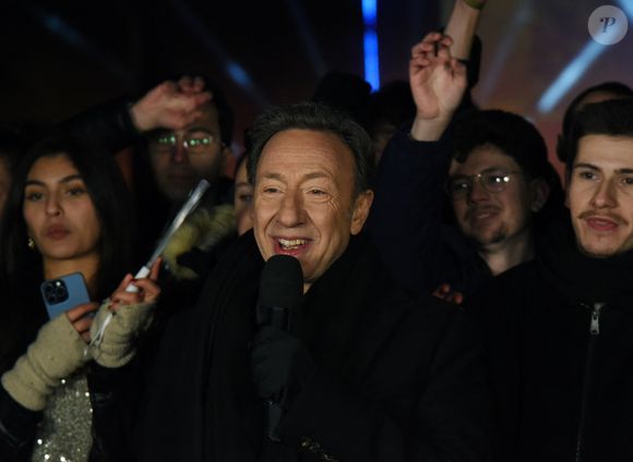 Stephane Bern pendant Une œuvre d'art est projetée sur l'Arc de Triomphe lors d'un spectacle son et lumière (feu d'artifice) pour le Nouvel An sur l'avenue des Champs Elysées à Paris, France, le 1er janvier 2026. Photo by Alain Apaydin/ABACAPRESS