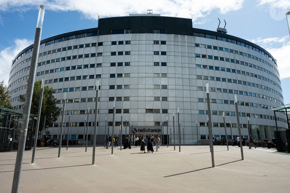 Elle présentait depuis 16 ans l'émission "On n’arrête pas l’éco" et depuis un an "Questions politiques" 

Illustration des locaux du groupe Radio France, situés 116 Avenue du Président Kennedy, à Paris (16), le 1er septembre 2025. Jonathan Jacob / Bestimage