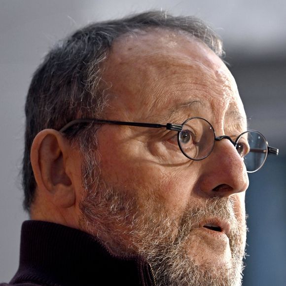 Il préfère désormais se consacrer à ses romans et à sa prochaine tournée théâtrale mondiale.

Jean Reno, invité d'honneur du 10ème Festival international du Film de Comédie de Liège, donne une conférence de presse, le 5 novembre 2025.
© Photonews / Bestimage