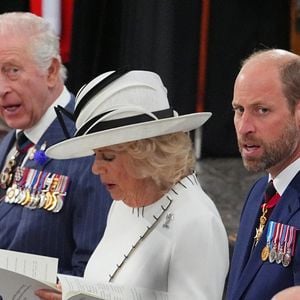 Le roi Charles III d'Angleterre et Camilla Parker Bowles, reine consort d'Angleterre, le prince William, prince de Galles, et Catherine (Kate) Middleton, princesse de Galles - Westminster Abbey le 8 mai 2025.

©Jordan Pettitt/WPA-Pool