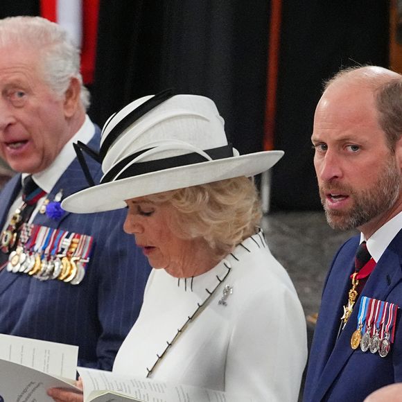 Le roi Charles III d'Angleterre et Camilla Parker Bowles, reine consort d'Angleterre, le prince William, prince de Galles, et Catherine (Kate) Middleton, princesse de Galles - Westminster Abbey le 8 mai 2025.

©Jordan Pettitt/WPA-Pool