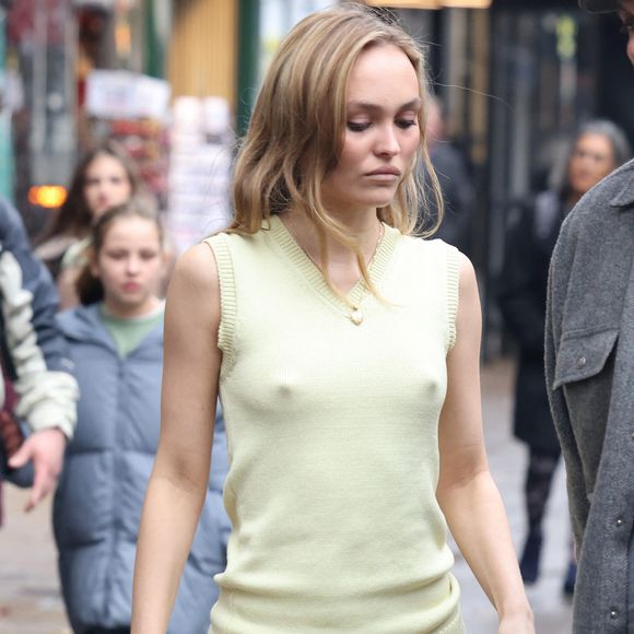 Lily-Rose Depp, sans soutien-gorge, quitte les studios de la radio Global pour la promotion du film "Nosferatu" à Londres, le 5 décembre 2024.  © Goff / Bestimage