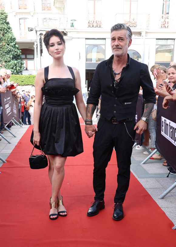 Catherine Davydzenka et Stéphane Blancafort ont acquis une propriété en Aveyron qu'ils sont en train de restaurer eux-mêmes avec leurs amis

Exclusif - Catherine Davydzenka et son compagnon Stéphane Blancafort - Photocall au festival du cinéma français & gastronomie à Aix-les-Bains le 3 juin 2025.
© Denis Guignebourg / Bestimage