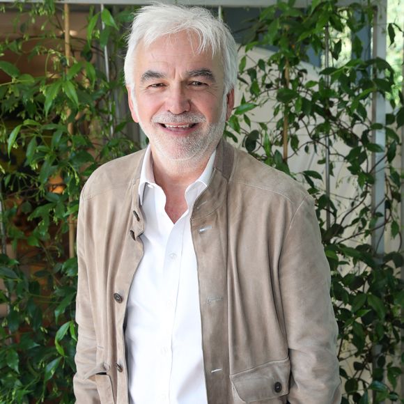 Ou encore : "Vous êtes traditionnels, classiques, vous fondez une famille, vous aimez votre épouse, vous avez des valeurs"

Exclusif - Pascal Praud - Internationaux de France de Tennis de Roland Garros 2023 - Jour 08 à Paris le 04 Juin 2023.

© Bertrand Rindoff / Bestimage