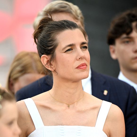 Charlotte Casiraghi à la célébration des 20 ans de règne d'Albert II de Monaco sur la place du Palais à Monaco, le 19 juillet 2025. 

Photo : Bruno Bebert / Bestimage