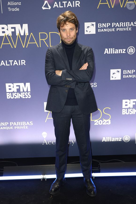 Il lui avait été annoncé qu'il ne pourrait pas cumuler ses deux postes, à la fois au sein du groupe privé et de la radio du service public. 

Benjamin Duhamel - 19ème édition des "BFM Awards" à la Pyramide du Louvre à Paris le 5 décembre 2023 © Coadic Guirec/Bestimage