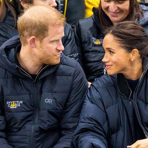 Le prince Harry, duc de Sussex et Meghan Markle, duchesse de Sussex, assistent à un match de basketball en fauteuil lors des "Invictus Games Vancouver Whistler 2025" à Vancouver, le 9 février 2025. Backgrid USA / Bestimage