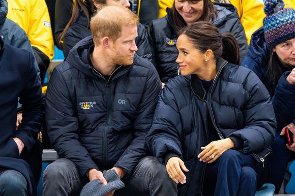 Le prince Harry, duc de Sussex et Meghan Markle, duchesse de Sussex, assistent à un match de basketball en fauteuil lors des "Invictus Games Vancouver Whistler 2025" à Vancouver, le 9 février 2025. Backgrid USA / Bestimage