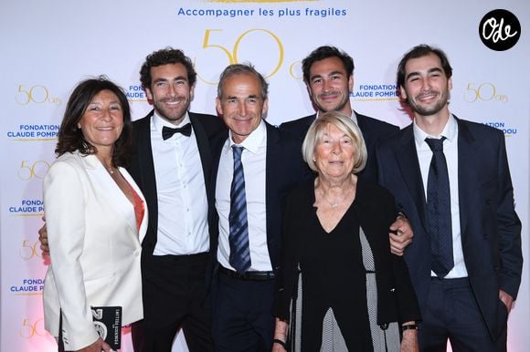Mariage - Louis Kretz (L'Agence) s'est marié avec Adriana - Exclusif - La famille Kretz : "L'Agence" sur TMC : Sandrine Kretz, Martin Kretz, Olivier Kretz, Majo (la grand-mère), Valentin et Louis - Soirée de gala des 50 ans de la Fondation Claude Pompidou à l'Hôtel Marcel Dassault à Paris le 12 avril 2022.
C'est à l'Hôtel Marcel Dassault, au rond-point des Champs Elysées, que s'est tenue le mardi 12 avril, la soirée de gala des 50 ans de la Fondation Claude Pompidou.
Cette Fondation créée par l'épouse du Président Georges Pompidou, est la seule fondation de femmes de Présidents toujours en activité. Grâce à ses centres répartis en France, et ses équipes de bénévoles, elle vient en aide aux enfants handicapés, aux malades d'Alzheimer, aux personnes atteintes d'autisme et aux personnes vulnérables.
 La soirée de gala, présentée par le journaliste Frédéric.Taddéi, est organisée et financée par Monique Pozzo di Borgo, Natacha.Dassault et Marie-Héléne Habert-Dassault. Elle a réuni des personnalités de tous horizons autour d'une vente aux enchères au profit de la Fondation, orchestrée par le commissaire-priseur d'Artcurial, Arnaud Oliveux, en présence d'Alain Pompidou Président de la Fondation et son épouse Nicole, de Laurent.Dassault, Victor.Habert- Dassault, David de.Rothschild et de Richard.Hutin, directeur général de la Fondation Claude Pompidou.

Rachid Bellak / LMS / Bestimage