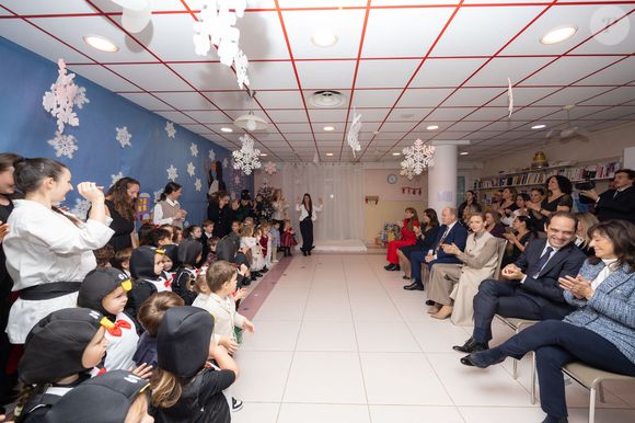 Le prince Albert II de Monaco et la princesse Charlène de Monaco assistent au spectacle de Noël à la crèche de la Croix-Rouge Rosine Sanmori et participent à la traditionnelle distribution de cadeaux de Noël à Monaco. Photo par Olivier Huitel / Pool Monaco / Bestimage