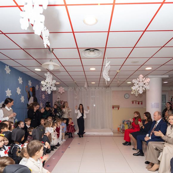 Le prince Albert II de Monaco et la princesse Charlène de Monaco assistent au spectacle de Noël à la crèche de la Croix-Rouge Rosine Sanmori et participent à la traditionnelle distribution de cadeaux de Noël à Monaco. Photo par Olivier Huitel / Pool Monaco / Bestimage