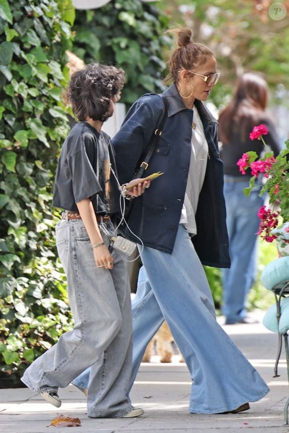 Elle a dit à Emme et Max : "Je vous promets que c’est une période difficile, mais vous verrez que je m’en sortirai plus forte et meilleure"

Los Angeles - Jennifer Lopez et sa fille Emme profittent d'un déjeuner au restaurant The Ivy le 27/04/2025

Photo : Backgrid UK/ Bestimage