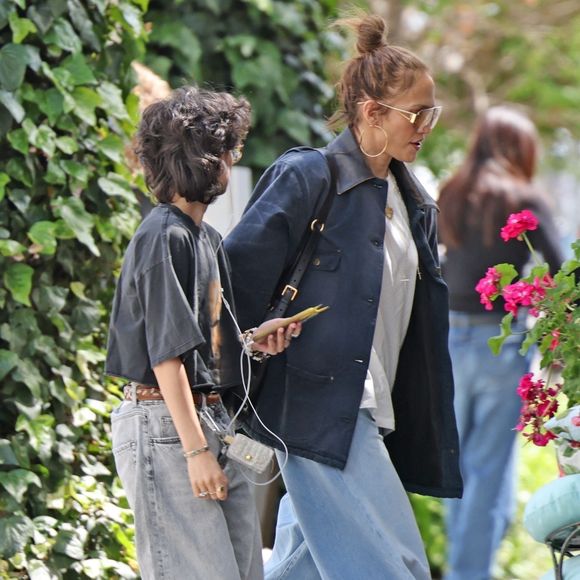 Elle a dit à Emme et Max : "Je vous promets que c’est une période difficile, mais vous verrez que je m’en sortirai plus forte et meilleure"

Los Angeles - Jennifer Lopez et sa fille Emme profittent d'un déjeuner au restaurant The Ivy le 27/04/2025

Photo : Backgrid UK/ Bestimage
