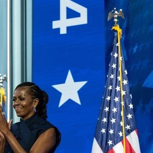 "Quand on n’est pas ensemble, les gens pensent qu’on est divorcés", a lancé Michelle Obama, moquant les spéculations.
Barack Obama et sa femme Michelle Obama électrisent la foule lors de la Convention démocrate à Chicago, le 28/08/2024 @Backgrid USA / Bestimage