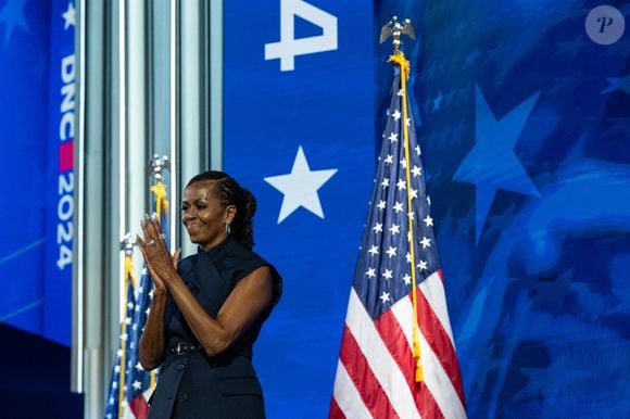 "Quand on n’est pas ensemble, les gens pensent qu’on est divorcés", a lancé Michelle Obama, moquant les spéculations.

Barack Obama et sa femme Michelle Obama électrisent la foule lors de la Convention démocrate à Chicago, le 28/08/2024 @Backgrid USA / Bestimage