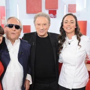 Exclusif - Gilbert Montagne, sa petite fille Elsa , Michel Drucker, Nina Metayer - Enregistrement de l'émission Vivement dimanche au studio Rive Gauche , présentée par Michel Drucker . Diffusion sur France 3 le 29/03/2026. Photos prises le 18 mars 2026.
© Guillaume Gaffiot / Bestimage