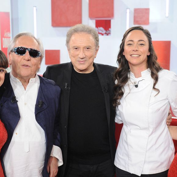 Exclusif - Gilbert Montagne, sa petite fille Elsa , Michel Drucker, Nina Metayer - Enregistrement de l'émission Vivement dimanche au studio Rive Gauche , présentée par Michel Drucker . Diffusion sur France 3 le 29/03/2026. Photos prises le 18 mars 2026.
© Guillaume Gaffiot / Bestimage