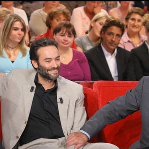 Alain Delon, Mireille Darc et Anthony Delon sur le plateau de "Vivement dimanche" le 24 septembre 2008. © Guillaume Gaffiot/bestimage