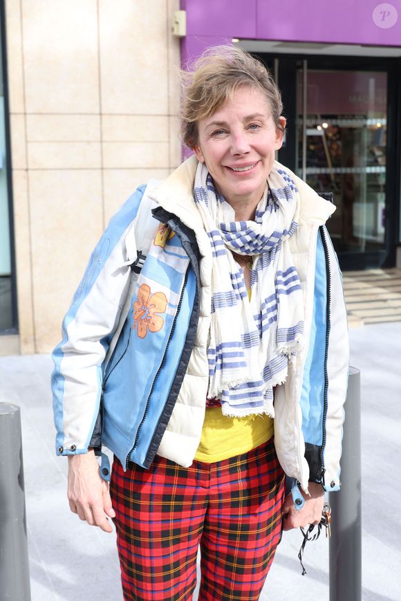 Exclusif - Julie Depardieu à la sortie des studios de RTL à Neuilly-sur-Seine, France, le 20 octobre 2025. Photo par Bestimage
