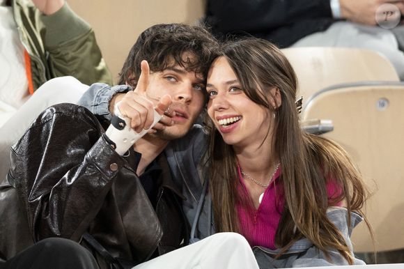 Kim Higelin et Tanguy De Rothschild dans les tribunes lors des Internationaux de France de Tennis de Roland Garros, à Paris, France. © Jacovides-Moreau/Bestimage