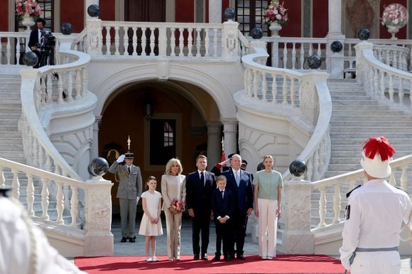Le président français Emmanuel Macron (3e à gauche) et son épouse Brigitte Macron (2e à gauche) se tiennent aux côtés du prince Albert II de Monaco (2e à droite), de la princesse Charlène (à droite) et de leurs enfants Gabriella (à gauche) et Jacques (3e à droite) lors d'une cérémonie d'accueil à leur arrivée pour une visite d'État de deux jours au palais princier de Monaco. Photo by Ludovic Marin/Pool/ABACAPRESS.COM